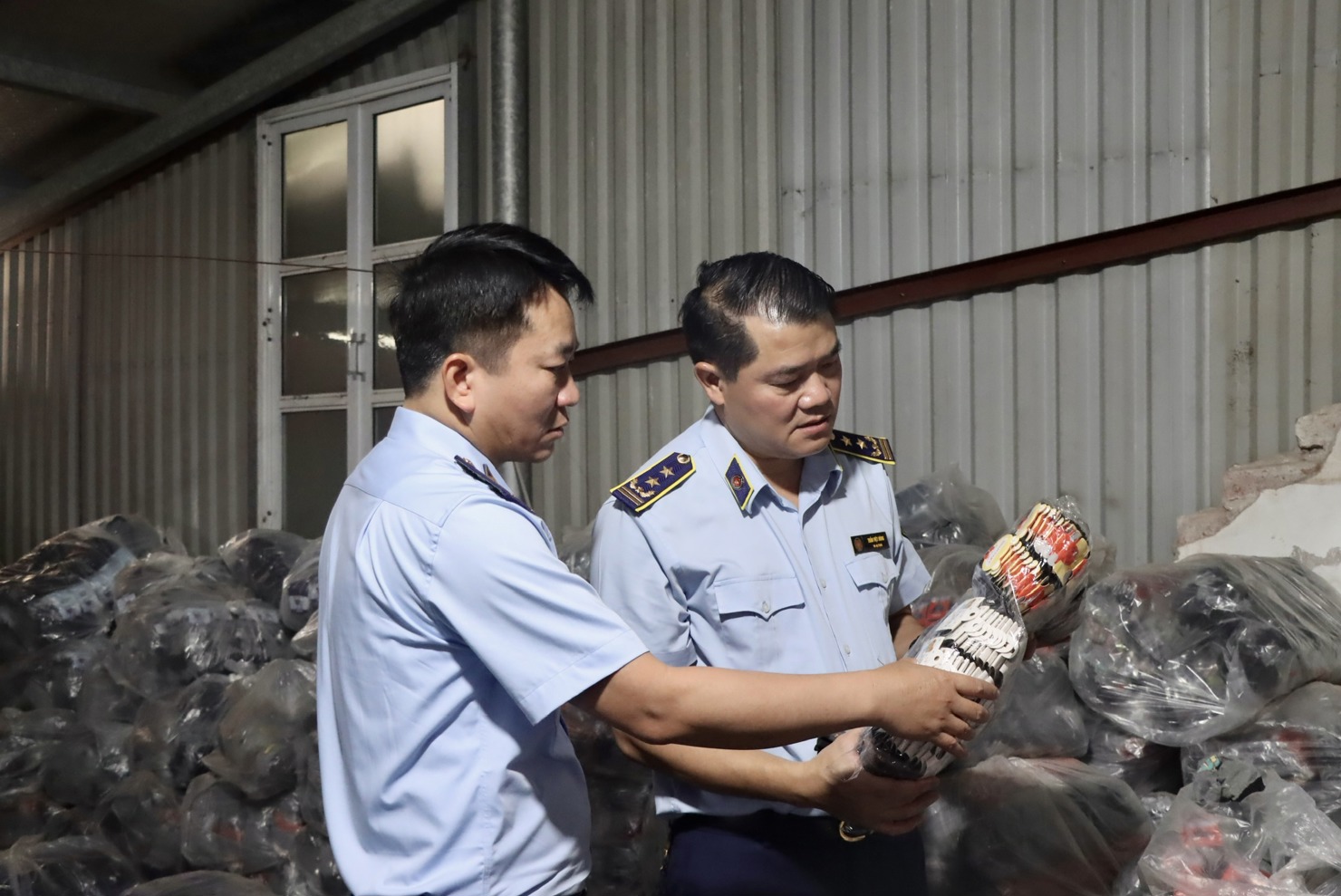 Lãnh đạo Cục Quản lý và Phát triển thị trường trong nước tham gia đoàn kiểm tra cơ sở sản xuất.