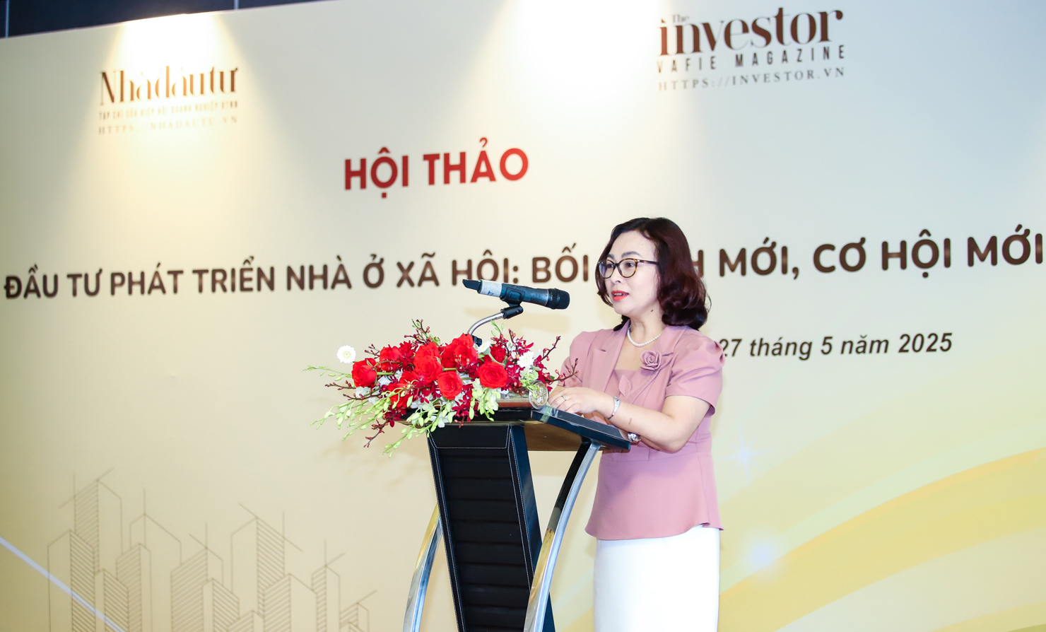 Bà Tống Thị Hạnh – Cục trưởng Cục Quản lý nhà và Thị trường bất động sản (Bộ Xây dựng) phát biểu chia sẻ thông tin tại Hội thảo