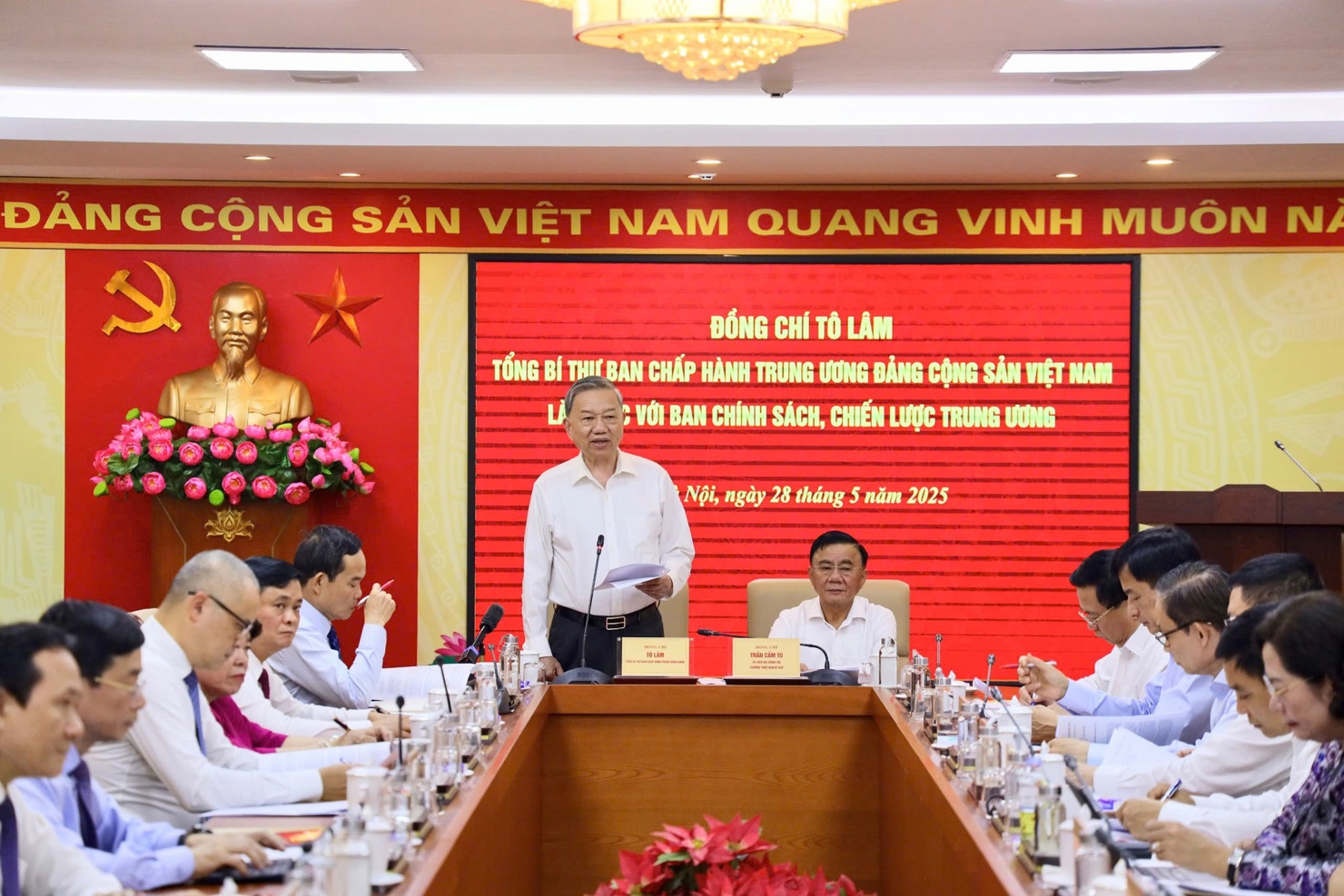 Tổng Bí thư Tô Lâm làm việc với Ban Chính sách, chiến lược Trung ương về cơ chế, chính sách quản lý hiệu quả thị trường vàng trong thời gian tới. Ảnh: VGP/HT