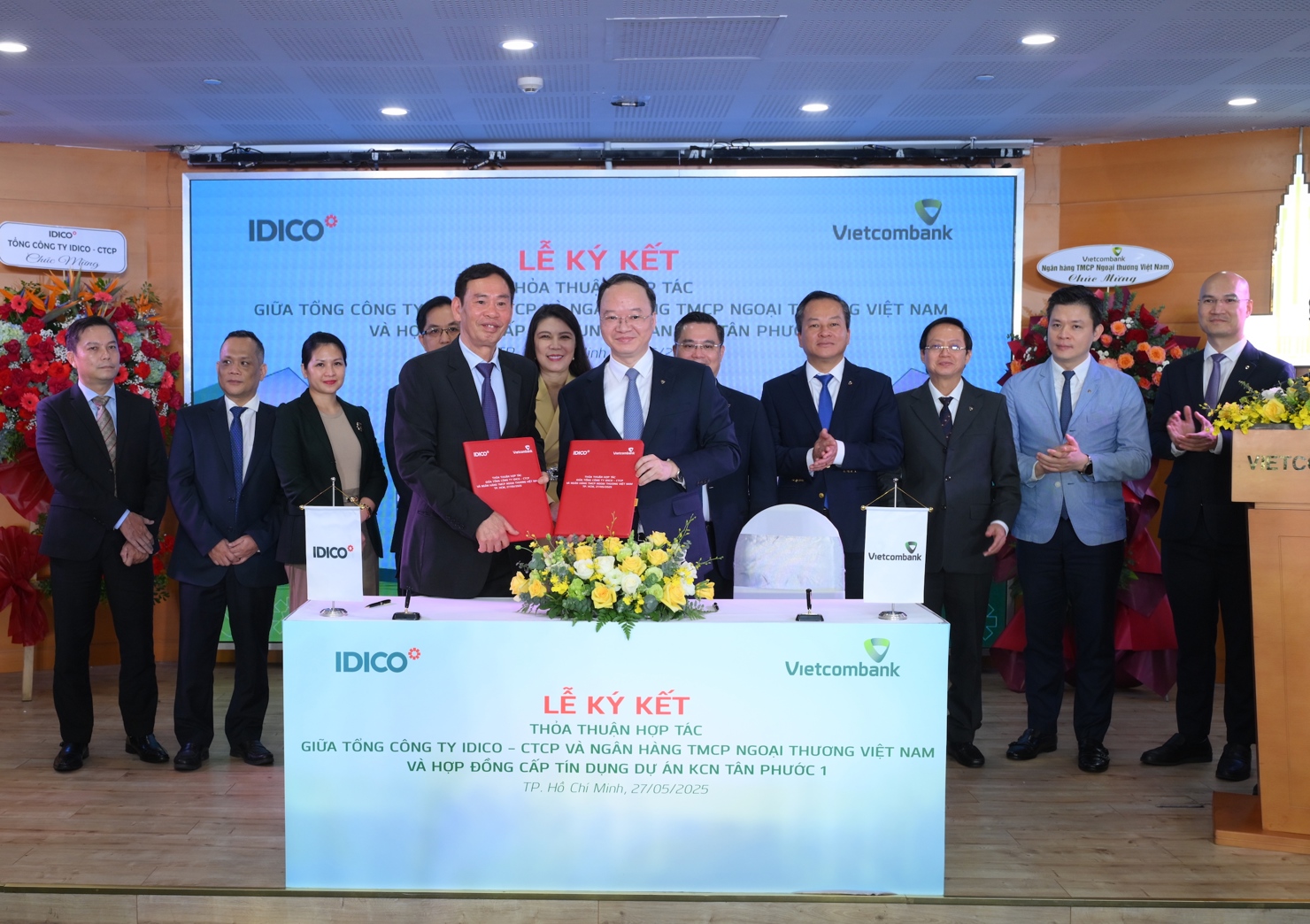 Ông Lê Quang Vinh – Thành viên HĐQT, Tổng Giám đốc Vietcombank (bên phải) và ông Đặng Chính Trung – Thành viên HĐQT, Tổng Giám đốc IDICO (bên trái) đại diện hai đơn vị hoàn thành nghi thức ký kết thỏa thuận hợp tác.