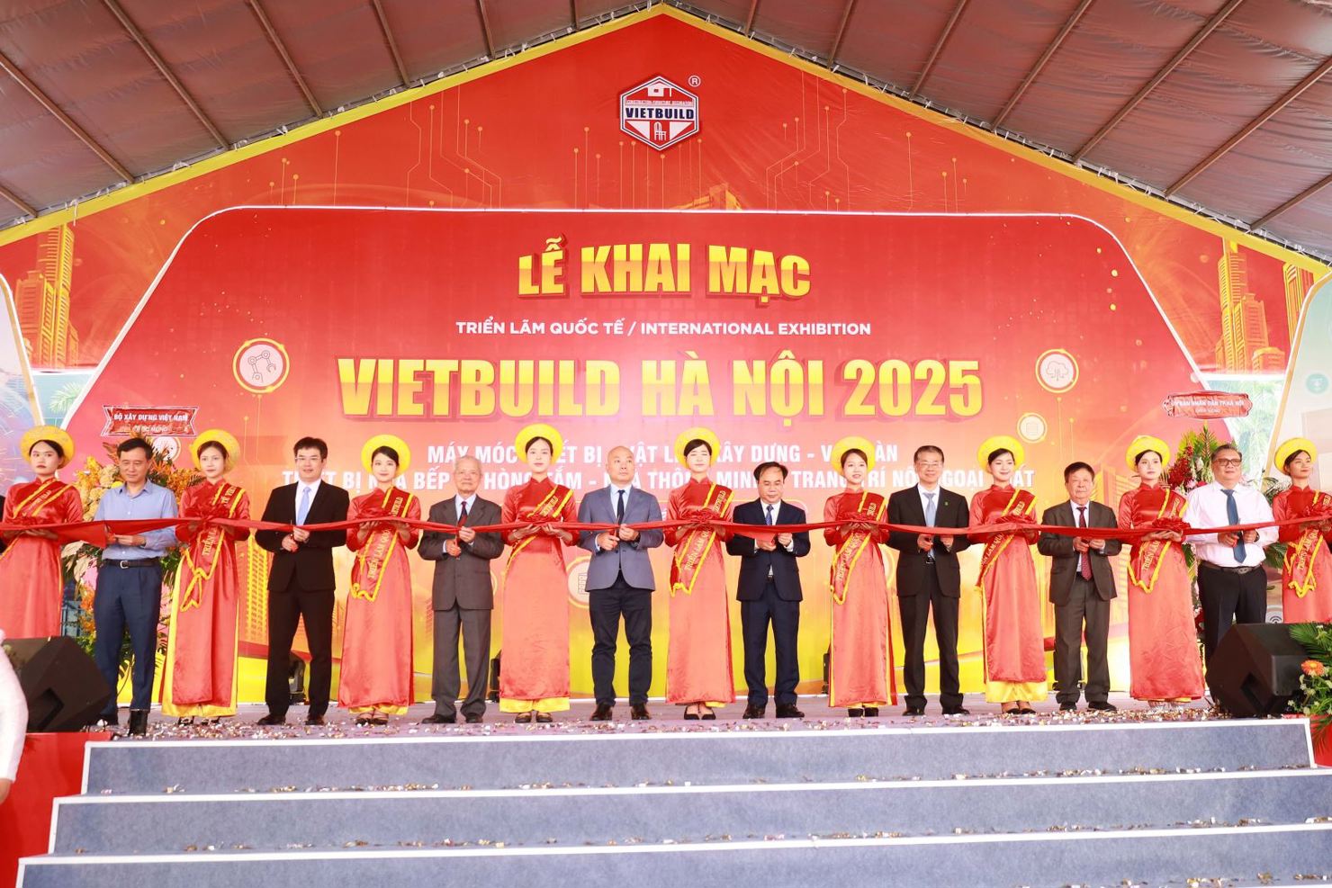 Lãnh đạo Bộ Xây dựng và các đại biểu cắt băng khai mạc Triển lãm quốc tế VIETBUILD Hà Nội 2025 lần thứ Hai