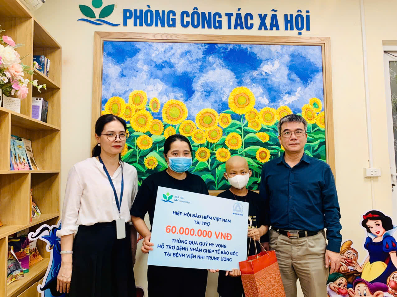 Đại diện Hiệp hội Bảo hiểm Việt Nam trao tặng quà tới gia đình bệnh nhi.
