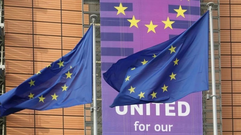 Cờ của Liên minh Châu Âu tung bay bên ngoài tòa nhà Berlaymont, trụ sở Ủy ban châu Âu, tại Brussels, Bỉ. (Ảnh: Tân Hoa xã).