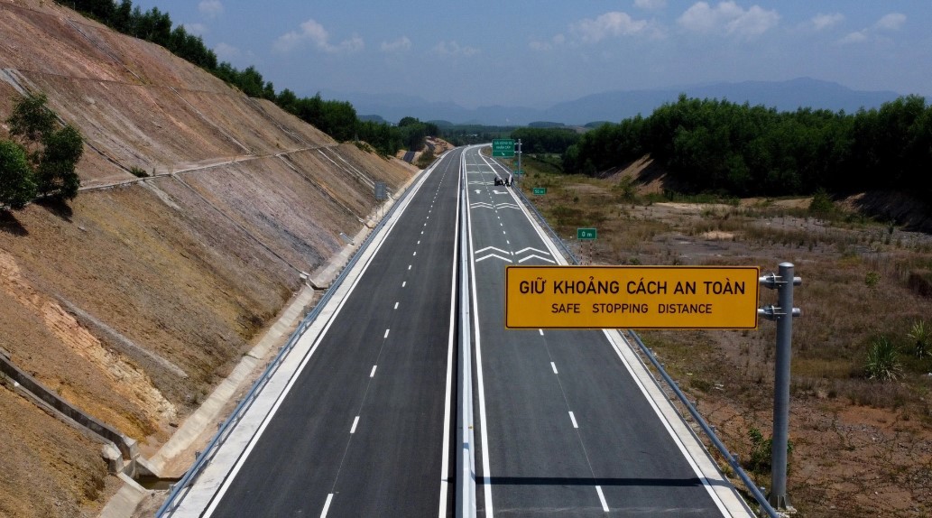 Cao tốc Nha Trang - Cam Lâm có quy mô 4 làn xe, rộng 17m. Ảnh: Trung Thi