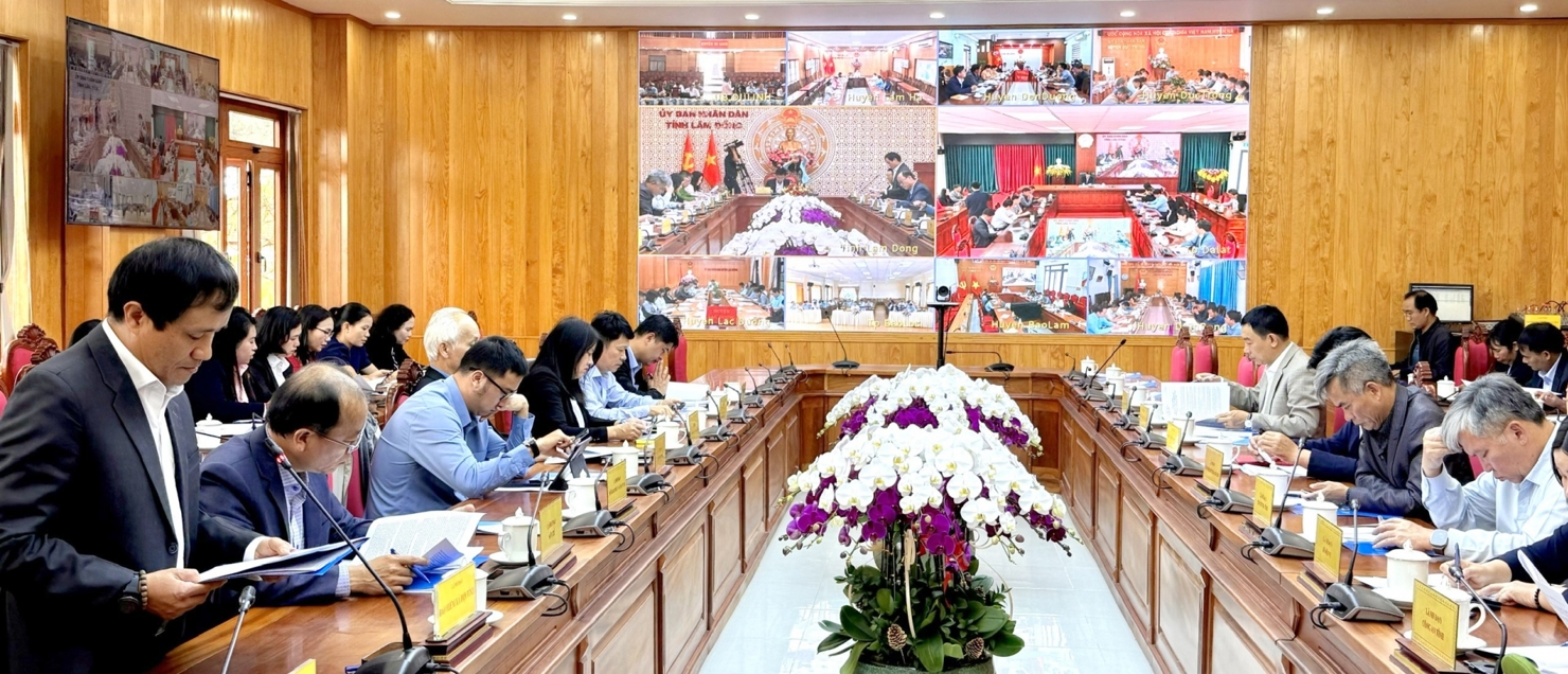 Ông Trần Văn Sơn- Phó giám đốc điều hành BHXH tỉnh Lâm Đồng báo cáo tại hội nghị