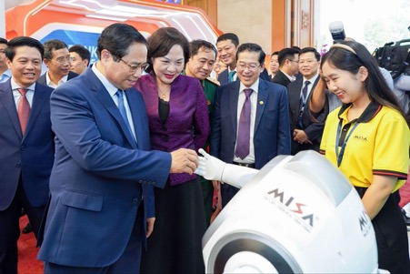 Thủ tướng Phạm Minh Chính ghé thăm gian hàng MISA, bắt tay cùng Robot ứng dụng trí tuệ nhân tạo MISA AVA.