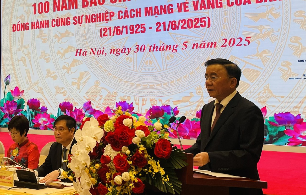 Ủy viên Bộ Chính trị, Thường trực Ban Bí thư Trần Cẩm Tú phát biểu khai mạc hội thảo. Ảnh: L.Thủy