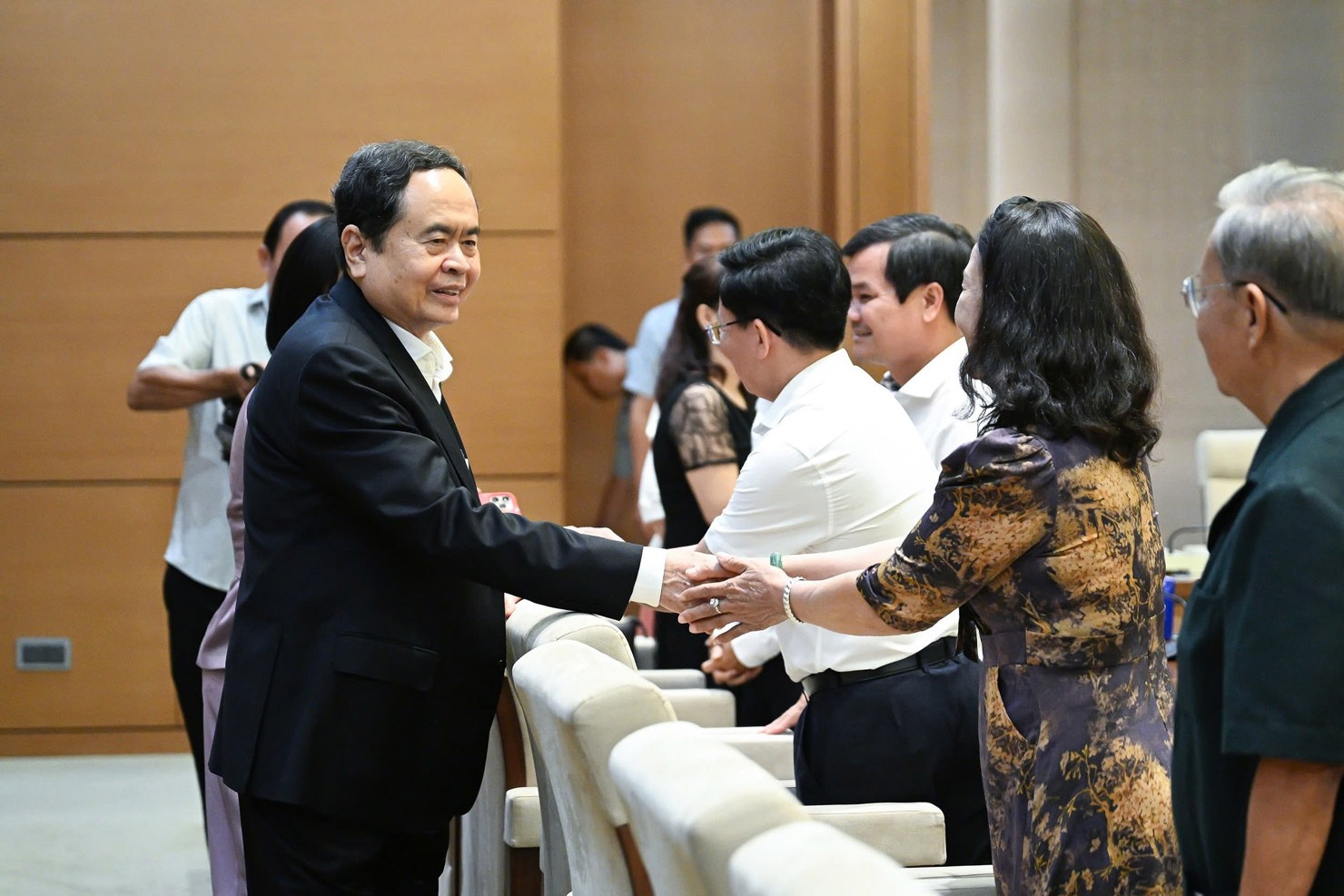 Chủ tịch Quốc hội Trần Thanh Mẫn gặp mặt đại biểu Quốc hội tỉnh Hậu Giang các khóa. Ảnh Vũ Hiếu