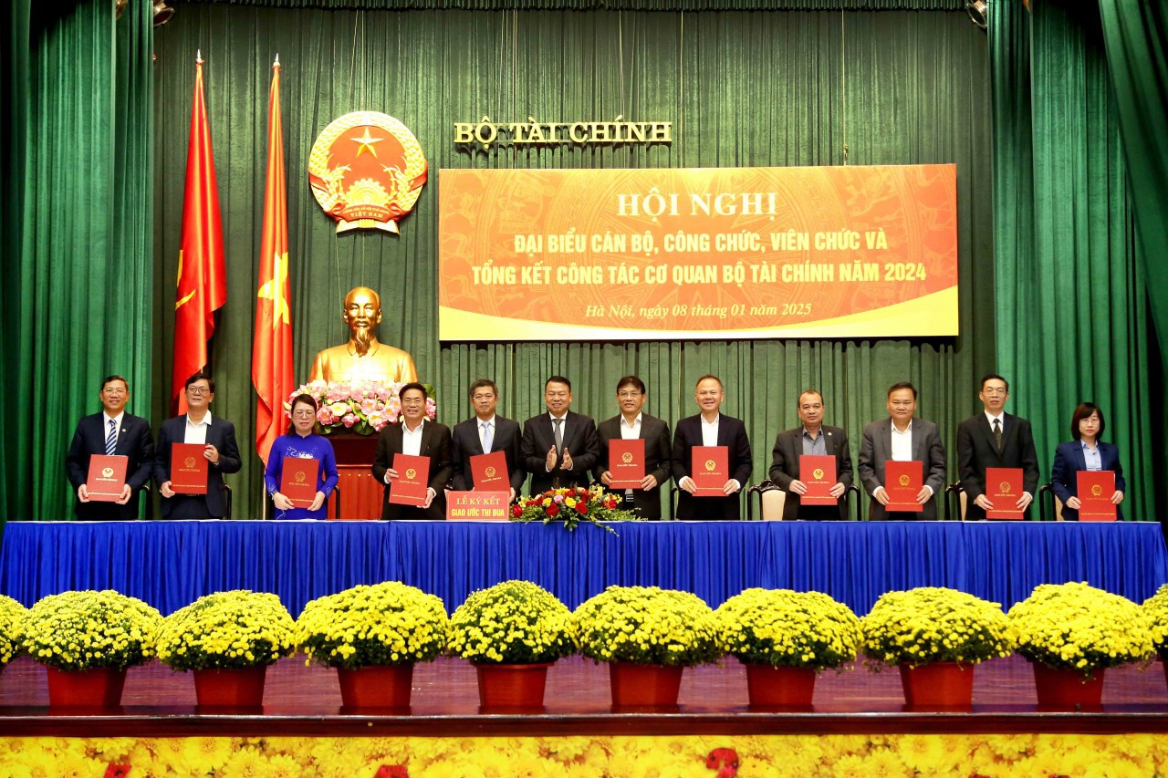 Các đơn vị thuộc Bộ Tài chính ký kết giao ước thi đua phấn đấu hoàn thành thắng lợi nhiệm vụ kinh tế - tài chính - ngân sách năm 2025 - ảnh: TBTC