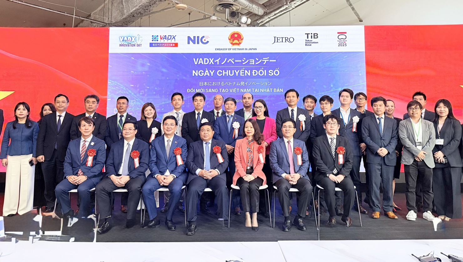 Phó Thủ tướng Nguyễn Chí Dũng và các đại biểu dự "Ngày chuyển đổi số Việt Nam 2025 tại Nhật Bản" - Ảnh: VGP/Thu Sa