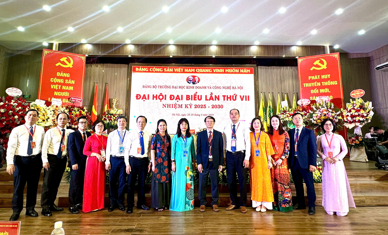 Phó Bí thư Đảng ủy Khối các trường ĐH, cao đẳng Hà Nội Nguyễn Vũ Bích Hiền tặng hoa chúc mừng Ban Chấp hành Đảng bộ Trường đại học Kinh doanh và Công nghệ Hà Nội khóa VII.