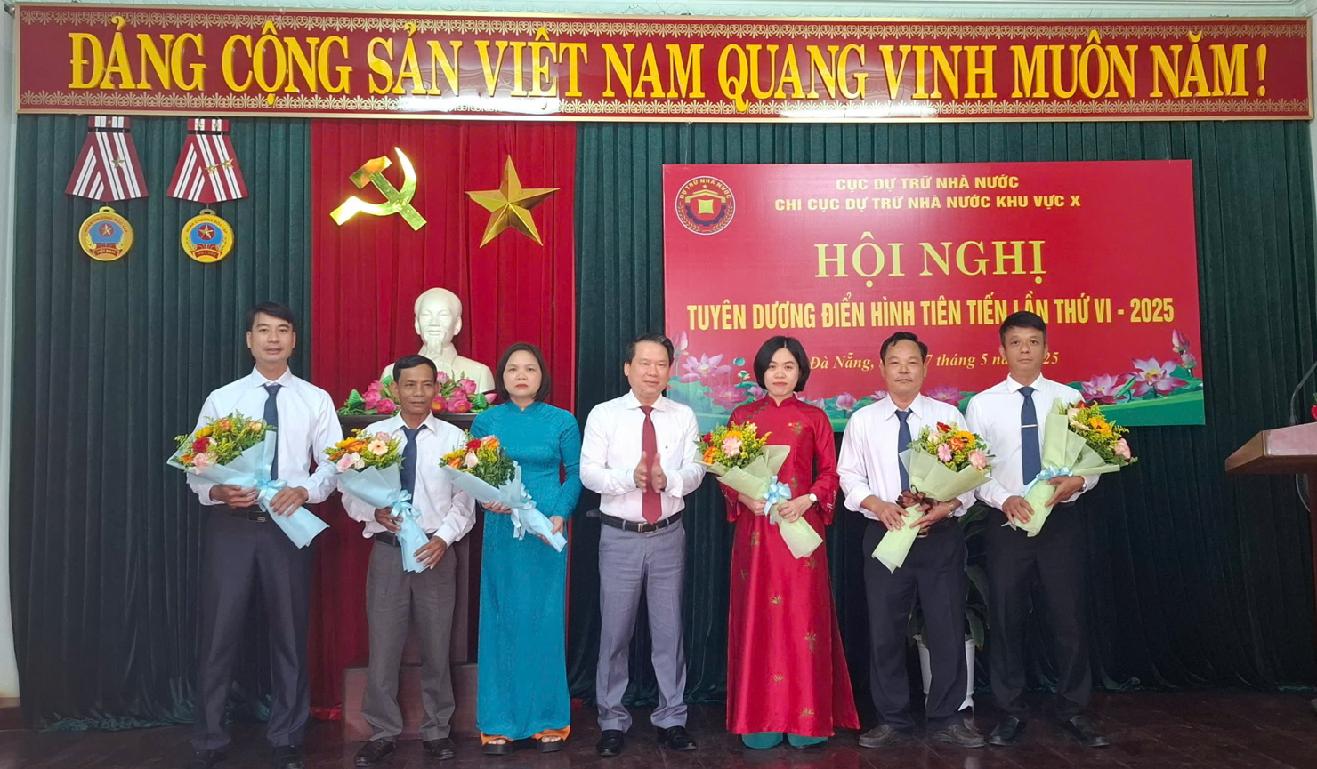 Ông Hoàng Anh Tuấn - Chi cục trưởng Chi cục DTNN khu vực X biểu dương các gương điển hình tiên tiến có thành tích tiêu biểu xuất sắc trong các phong trào thi đua giai đoạn 2020 - 2025 của đơn vị.