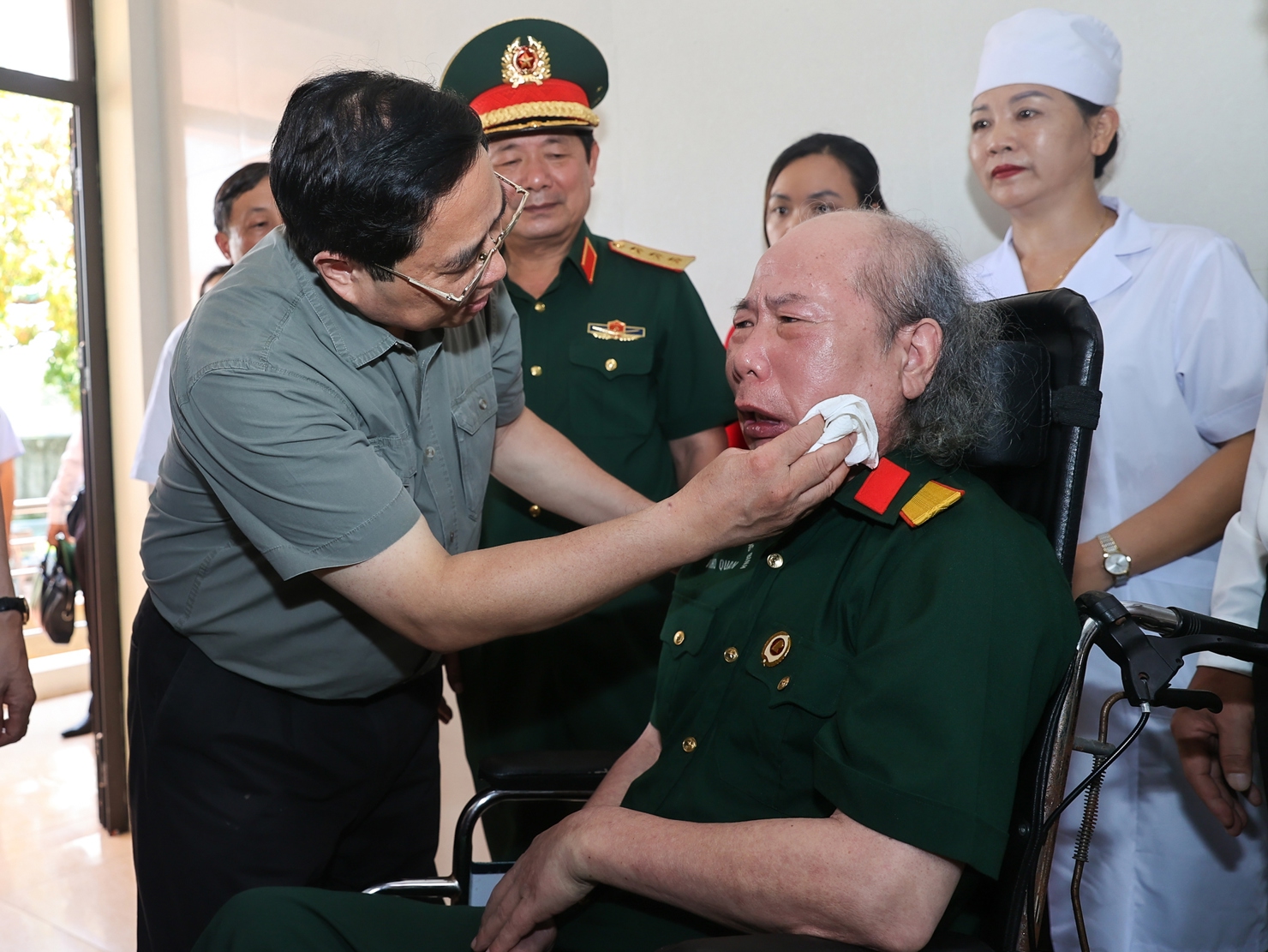 Thủ tướng Phạm Minh Chính thăm hỏi, tặng quà cho người có công. Ảnh: VGP