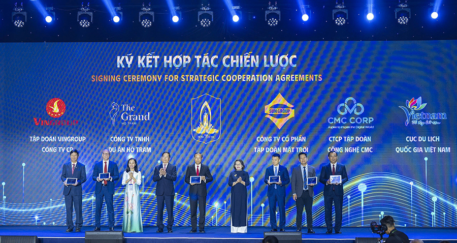 Lễ ký kết hợp tác chiến lược giữa UBND tỉnh Bà Rịa - Vũng Tàu với Cục Du lịch Quốc Việt Nam và các nhà đầu tư. Ảnh: Cục Du lịch Quốc gia Việt Nam
