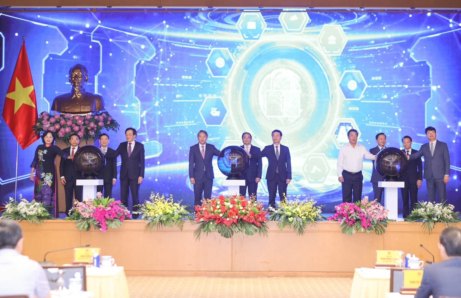 Thủ tướng Phạm Minh Chính và các đại biểu thực hiện nghi thức khai trương Cổng Pháp luật quốc gia. Ảnh: VGP