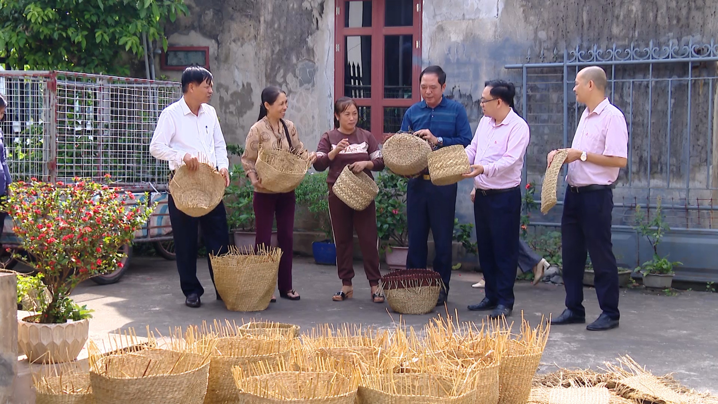 Chi biểu dương, tôn vinh, khen thưởng đối với tập thể, cá nhân có thành tích xuất sắc trong việc thực hiện Chương trình thực hiện theo quy định của pháp luật về thi đua khen thưởng.