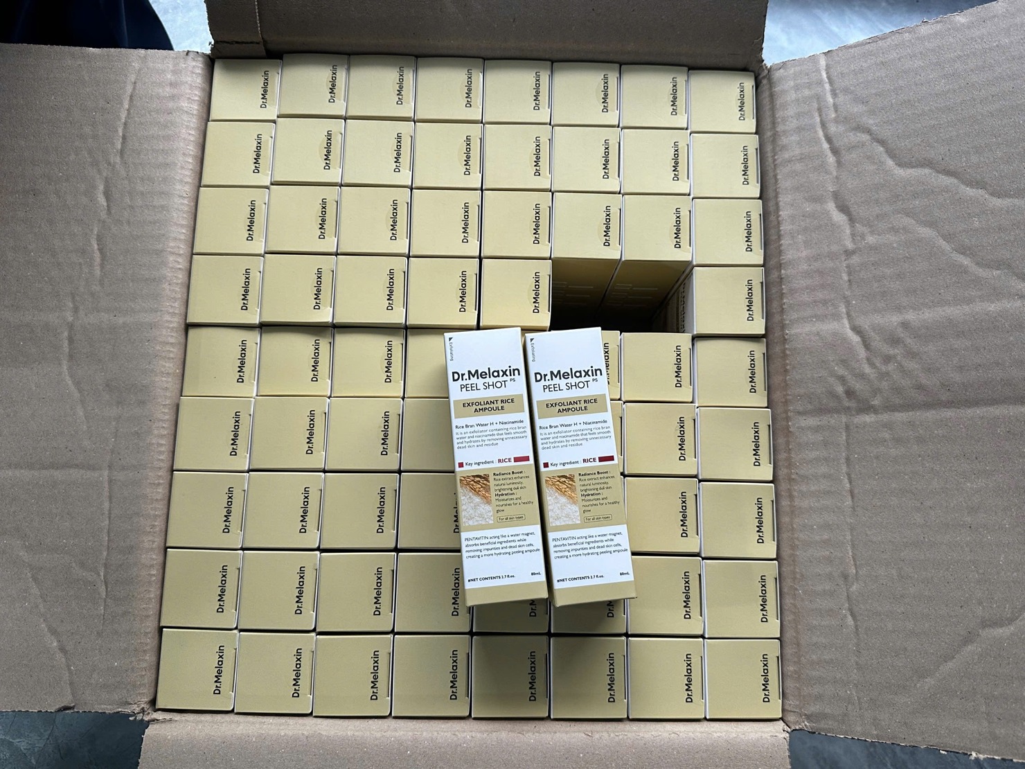 Mỹ phẩm vi phạm bị lực lượng chức năng thu giữ.