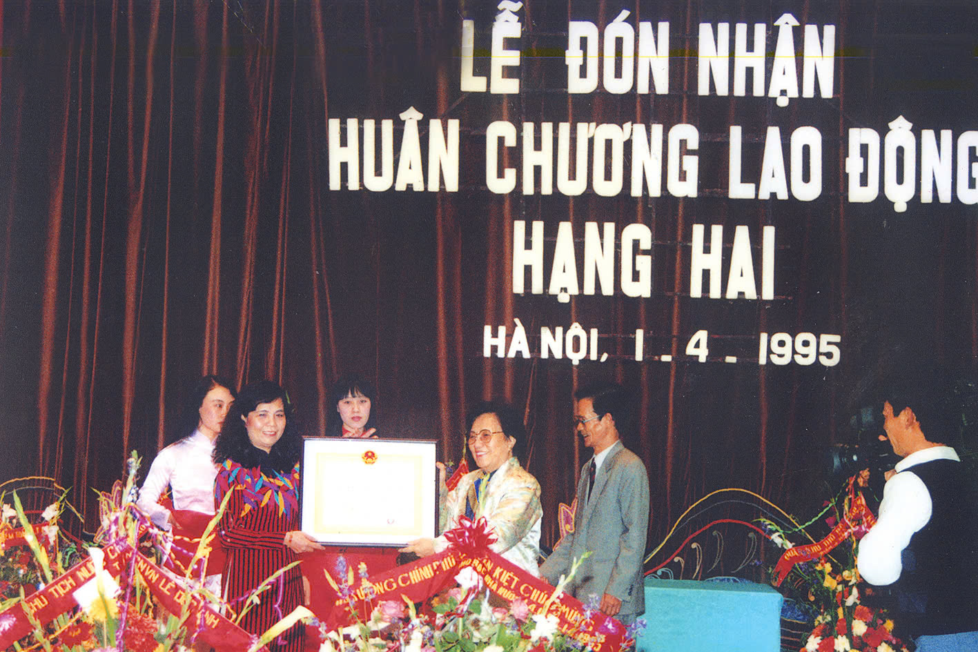 Lễ đón nhận Huân chương Lao động hạng hai của hệ thống Kho bạc Nhà nước năm 1995.