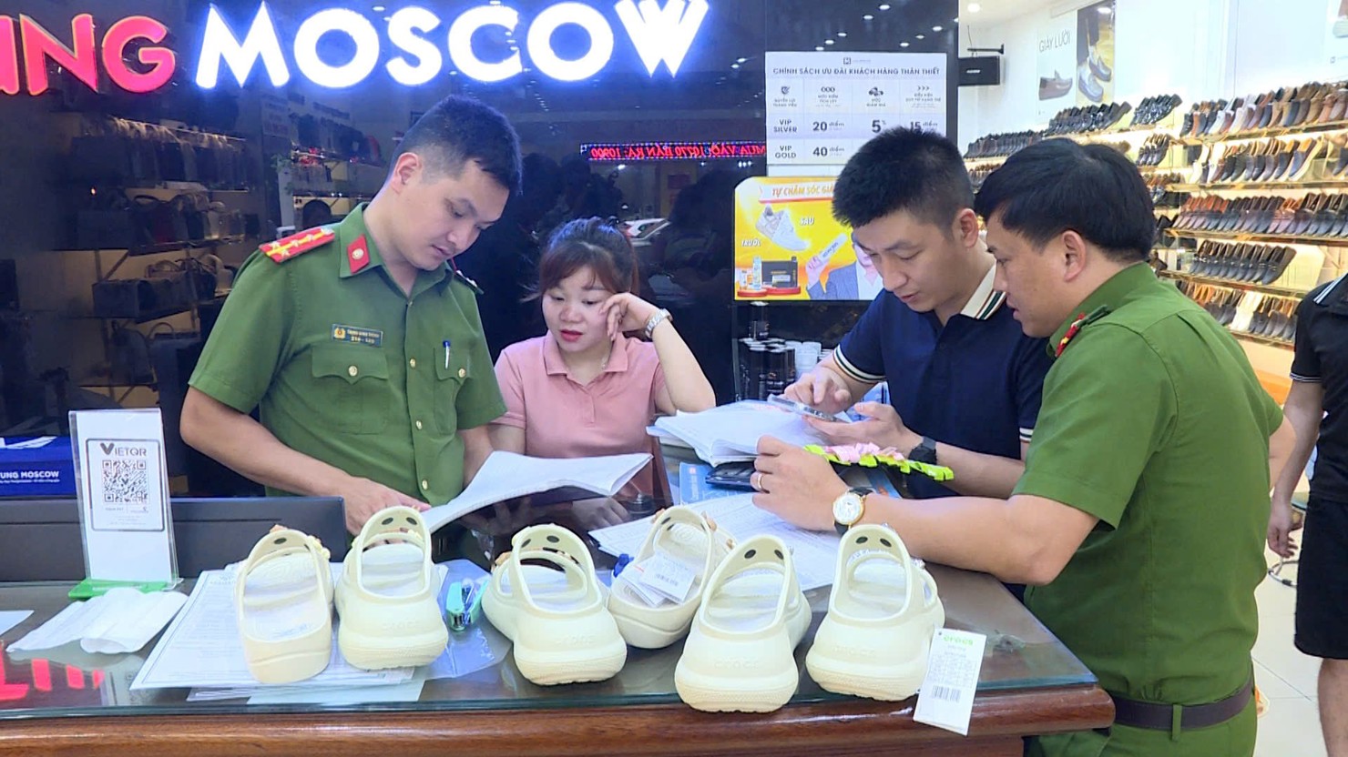 Lực lượng chức năng kiểm tra cửa hàng hóa có dấu hiệu kinh doanh hàng giả mạo nhãn hiệu.