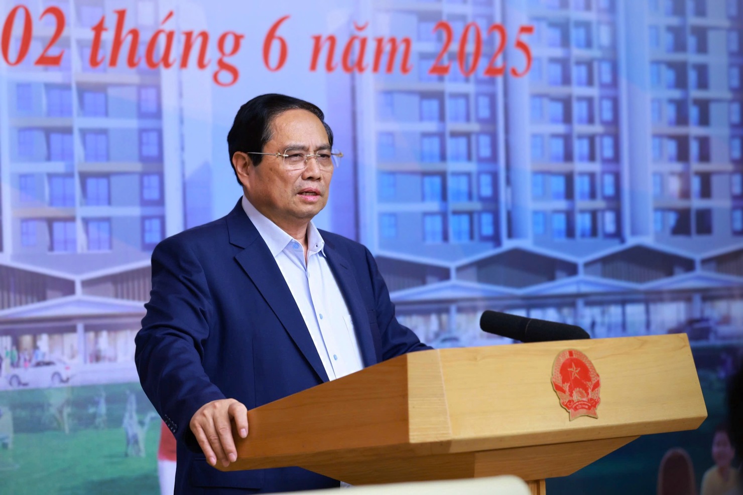 Thủ tướng Chính phủ đã chỉ đạo các bộ, ngành quyết liệt triển khai các nhiệm vụ tháo gỡ vướng mắc để phát triển nhà ở xã hội. Ảnh: VGP