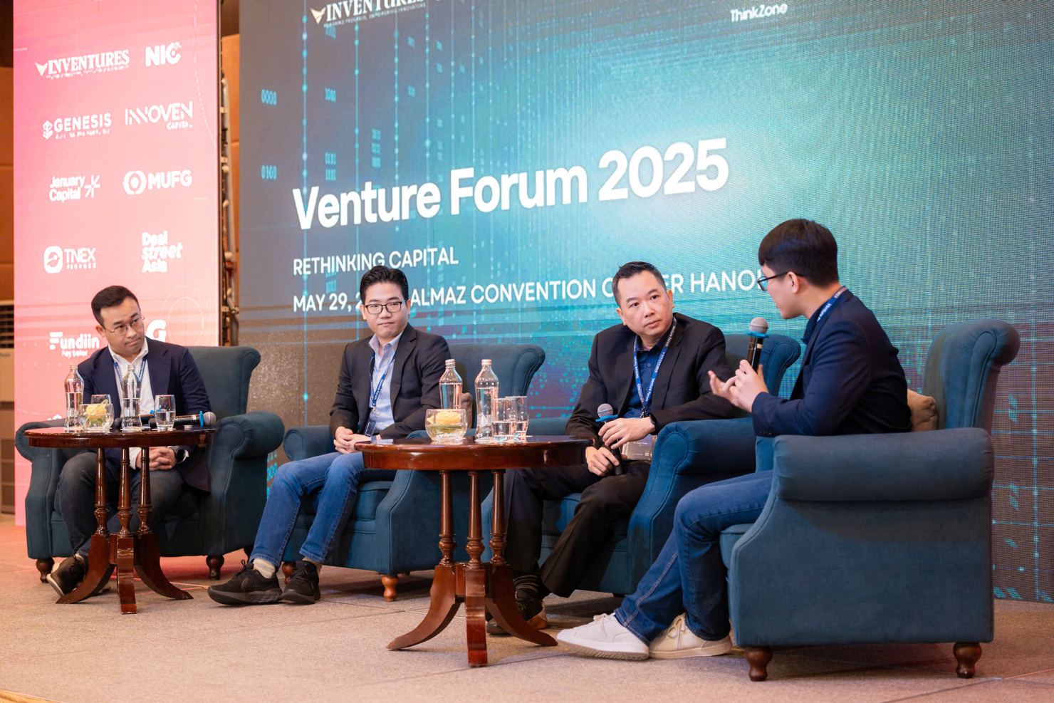 Các đại biểu khách mời cùng trao đổi tại Venture Forum 2025