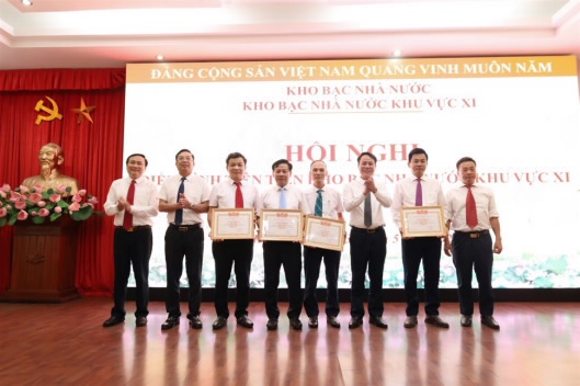Đại diện các tập thể tiêu biểu được khen thưởng tại Hội nghị