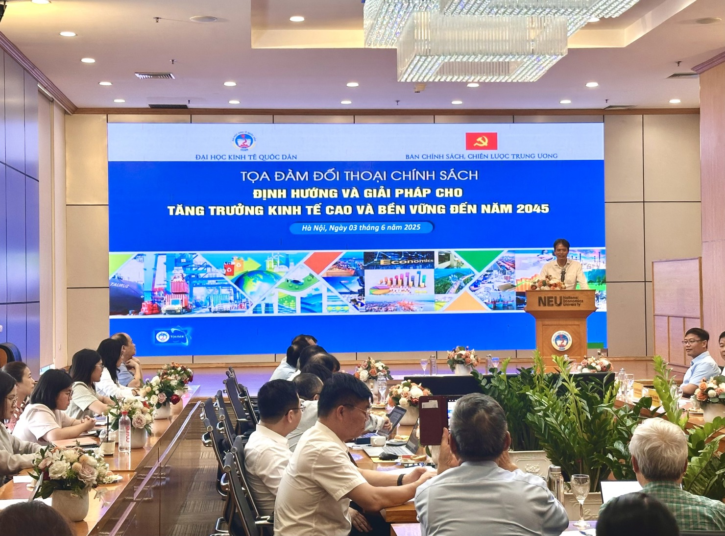 GS.TS Phạm Hồng Chương, Giám đốc Đại học Kinh tế Quốc dân phát biểu khai mạc Toạ đàm. Ảnh: H.Dịu