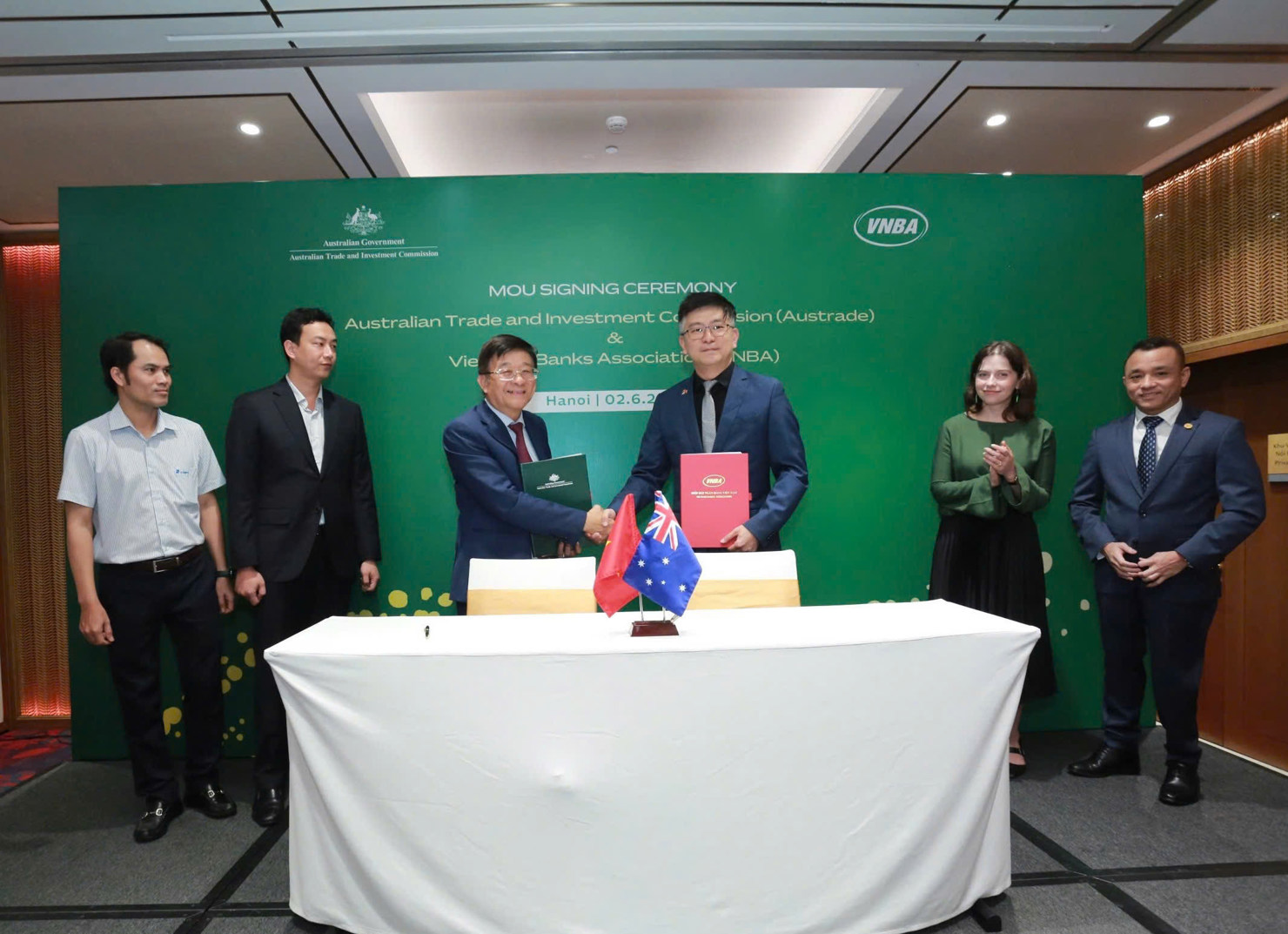 Đại diện Austrade và VNBA thực hiện ký kết biên bản ghi nhớ.