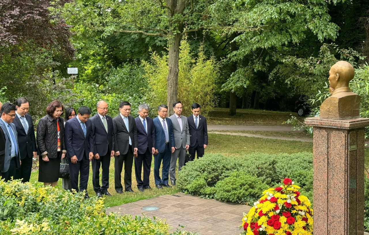 Đoàn công tác của Bộ Tài chính dâng hoa trước Tượng đài Chủ tịch Hồ Chí Minh trong công viên Montreau. Ảnh: Huyền Anh