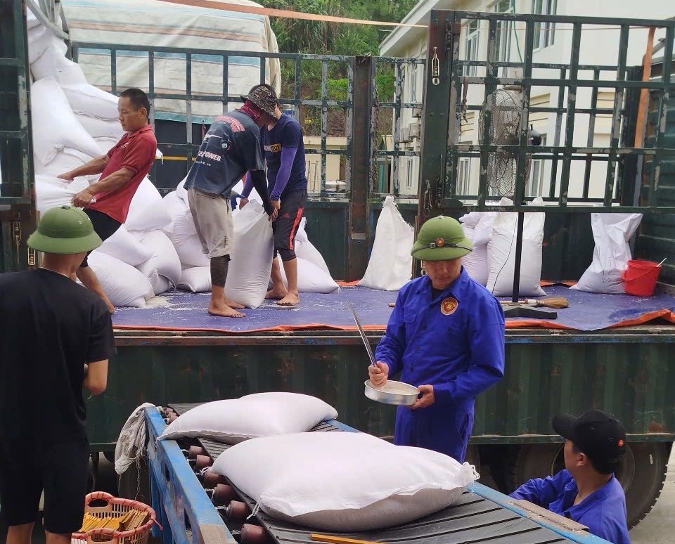 Kỹ thuật viên bảo quản lấy mẫu kiểm tra chất lượng gạo trước khi nhập kho. Ảnh: Chi cục DTNN khu vực VI cung cấp.