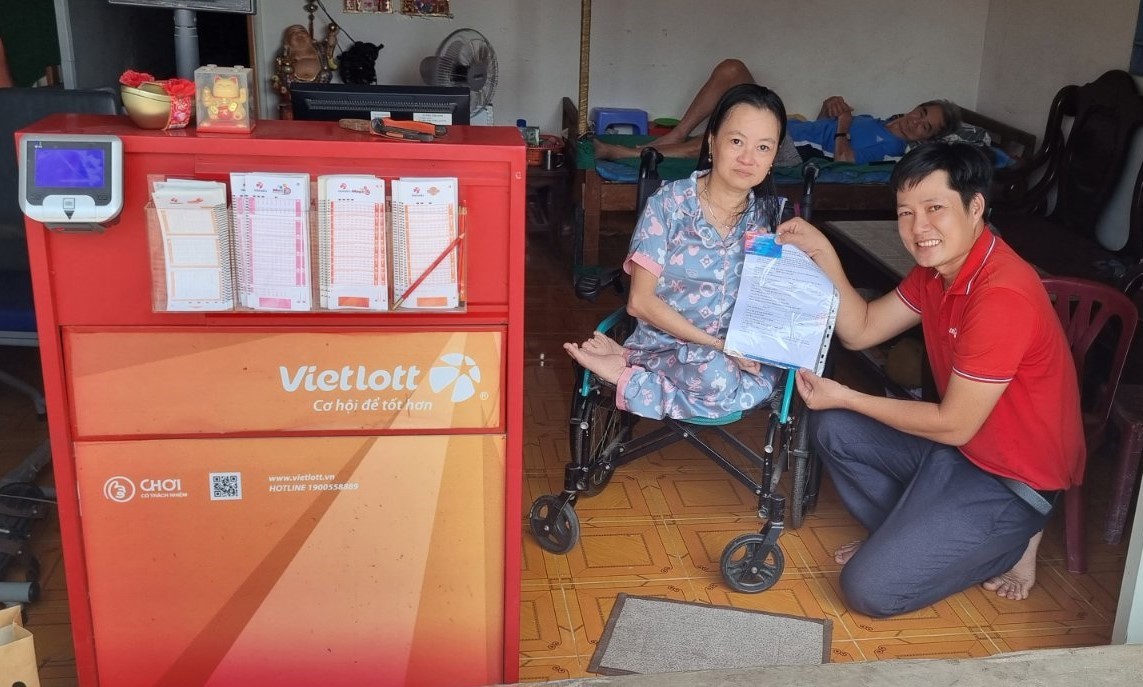 Vietlott cùng Quỹ Tâm Tài Việt trao tặng bảo hiểm sức khỏe đến người bán vé số. Ảnh: Vietlott