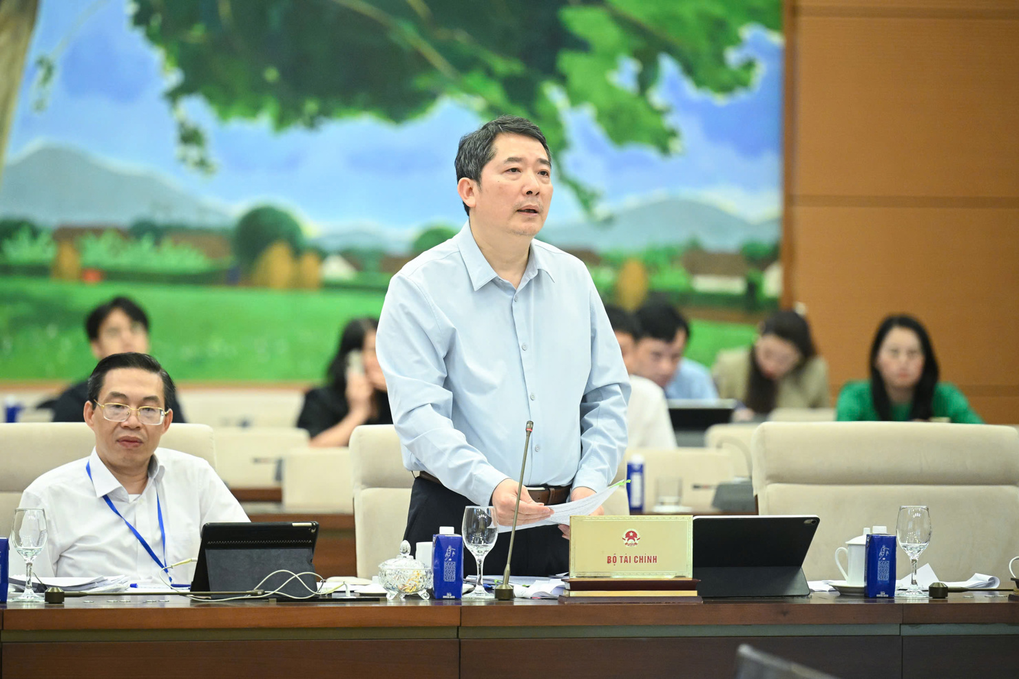 Thứ trưởng Bộ Tài chính Cao Anh Tuấn làm rõ ý kiến các thành viên Thường vụ Quốc hội.