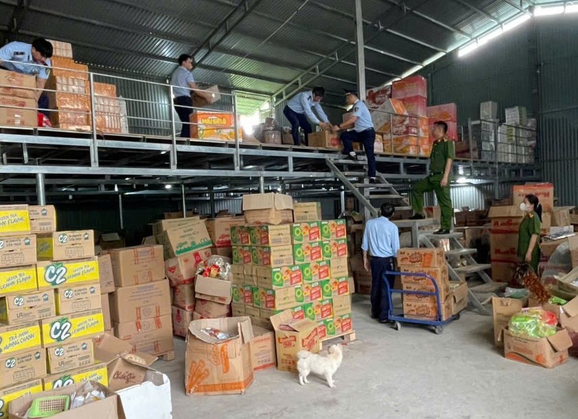 Lực lượng chức năng phối hợp kiểm tra cơ sở kinh doanh.