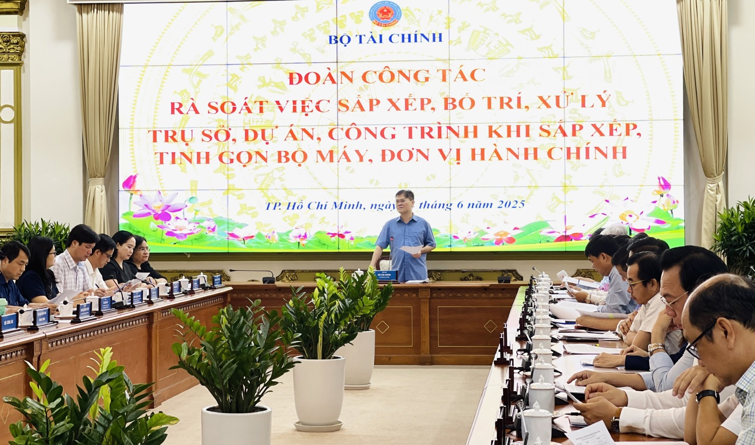 Thứ trưởng Bùi Văn Khắng phát biểu kết luận buổi làm việc. Ảnh: Nguyễn Vân