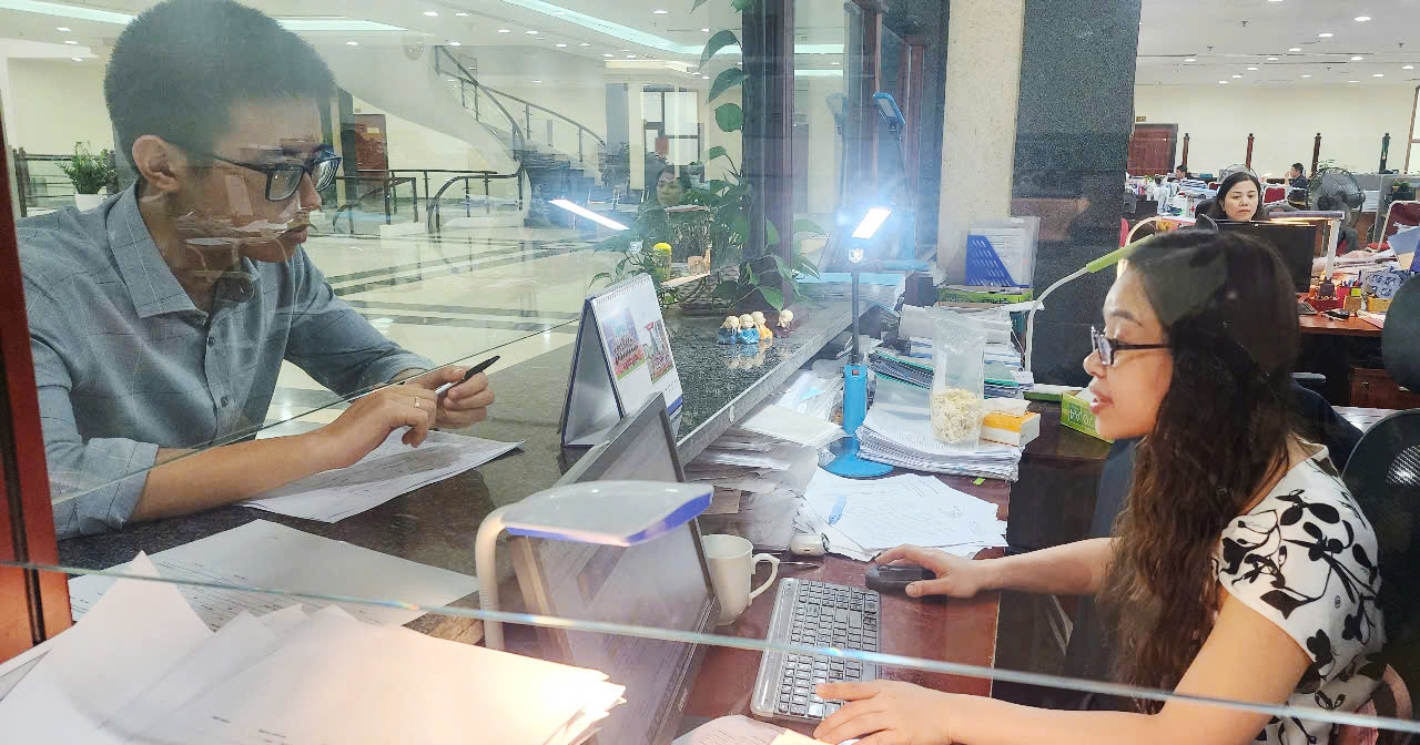 Công chức Ban giao dịch KBNN hướng dẫn khách giao dịch hoàn thiện hồ sơ