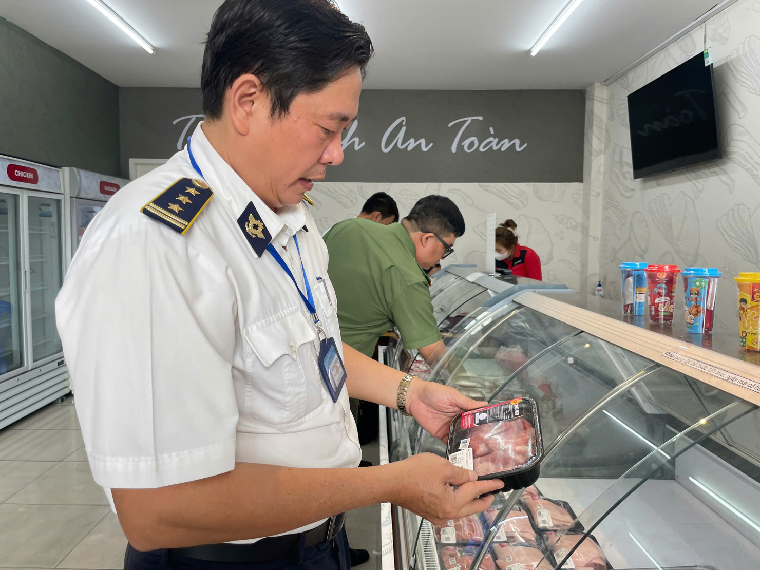 Lực lượng chức năng kiểm tra đột xuất điểm kinh doanh của C.P Việt Nam tại TP Thủ Dầu Một, Binh Dương. Ảnh: CTV