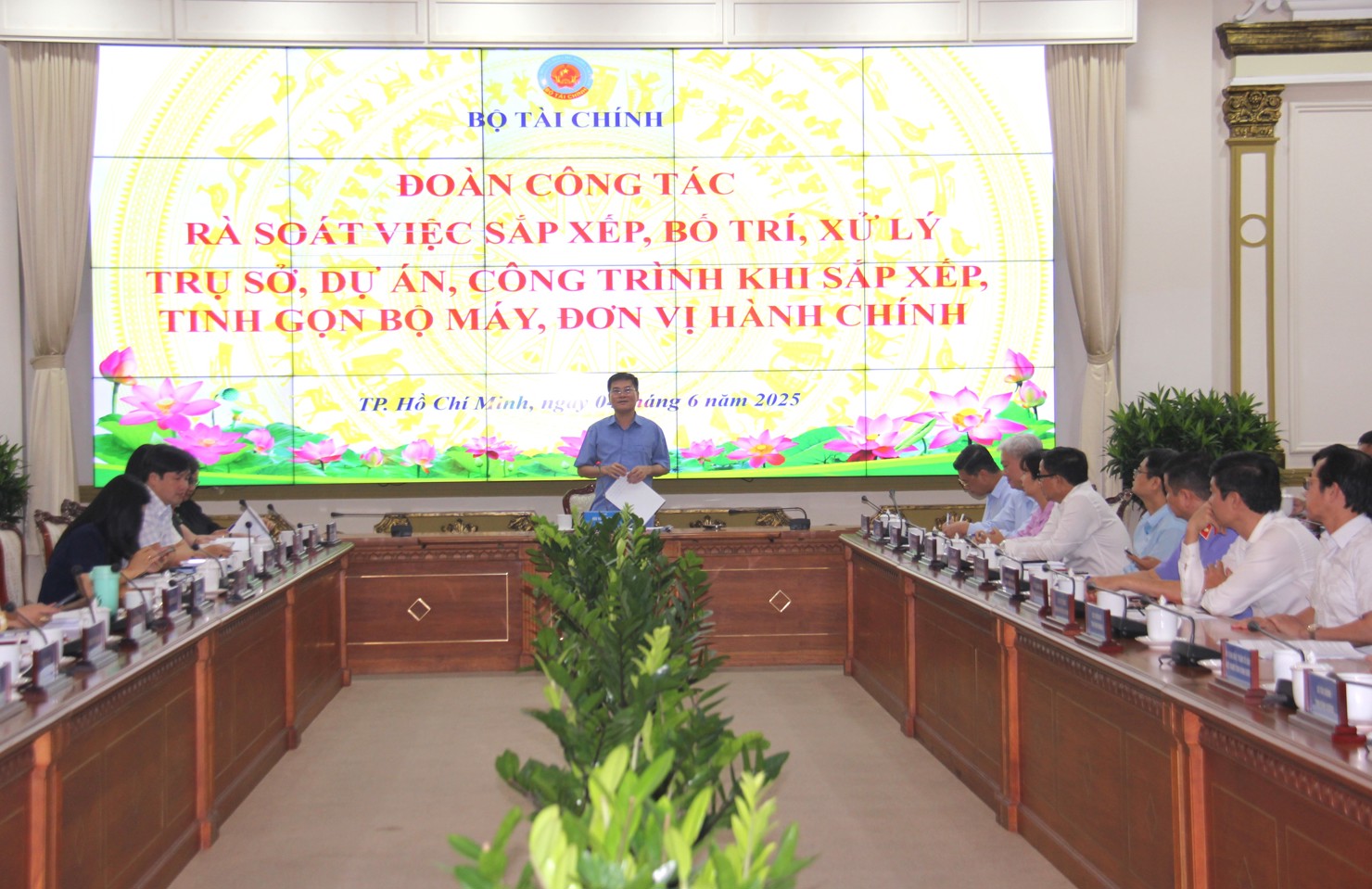 Thứ trưởng Bộ Tài chính Bùi Văn Khắng dẫn đầu đoàn Đoàn công tác của các Ban, Bộ, ngành Trung ương làm việc với TP. Hồ Chí Minh, Bình Dương và Bà Rịa - Vũng Tàu. Ảnh: Đức Mỹ