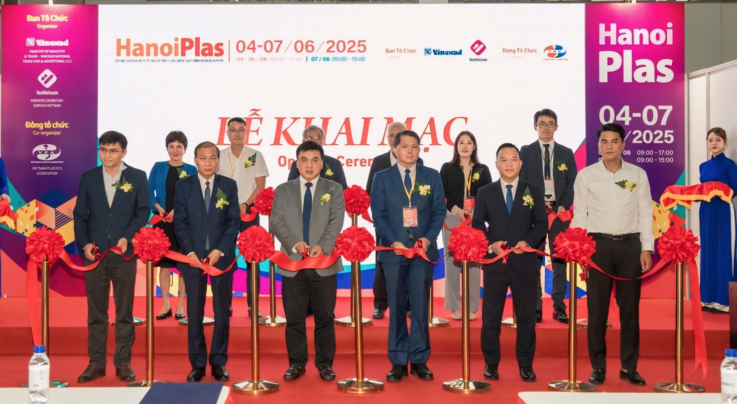 Các đại biểu cắt băng khai mạc triển lãm.