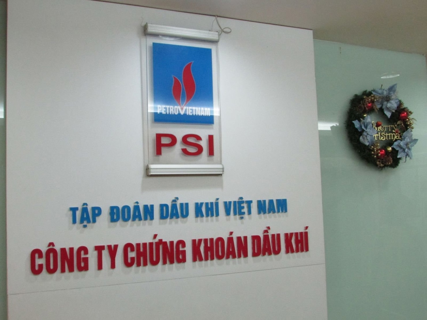 Việc xử phạt Chứng khoán Dầu khí là lời cảnh báo nghiêm khắc từ UBCKNN đối với các công ty trung gian trên thị trường tài chính – chứng khoán.