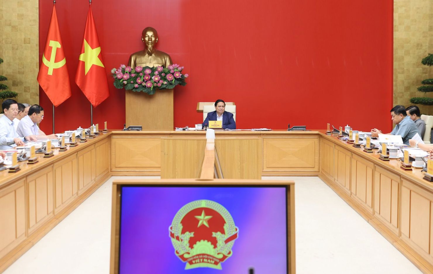 Thủ tướng nêu rõ, năm 2025, tiếp tục tiết kiệm chi thường xuyên để dành thêm nguồn lực cho các dự án lớn, nhiệm vụ quan trọng. Ảnh: VGP
