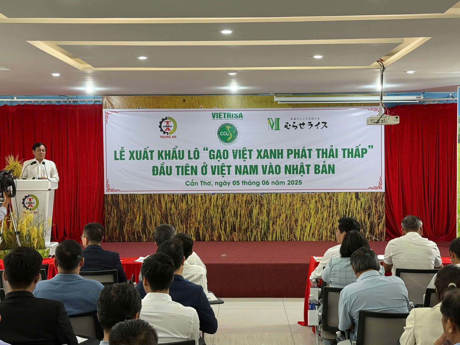 Lễ xuất khẩu lô hàng "Gạo Việt xanh phát thải thấp" đầu tiên sang thị trường Nhật Bản.
