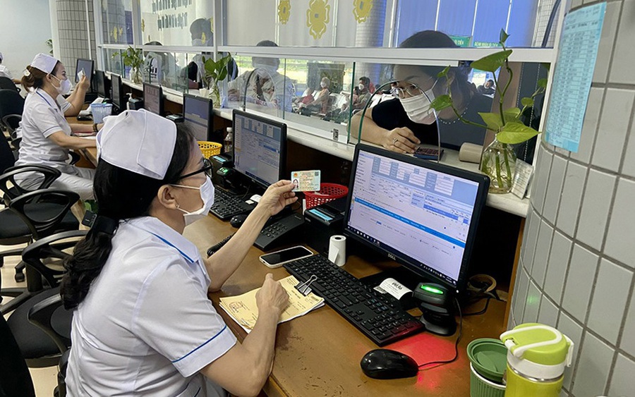 Người dân có thể sử dụng Căn cước công dân gắn chip, ứng dụng VneID hoặc VssID để làm thủ tục khám chữa bệnh bảo hiểm y tế.