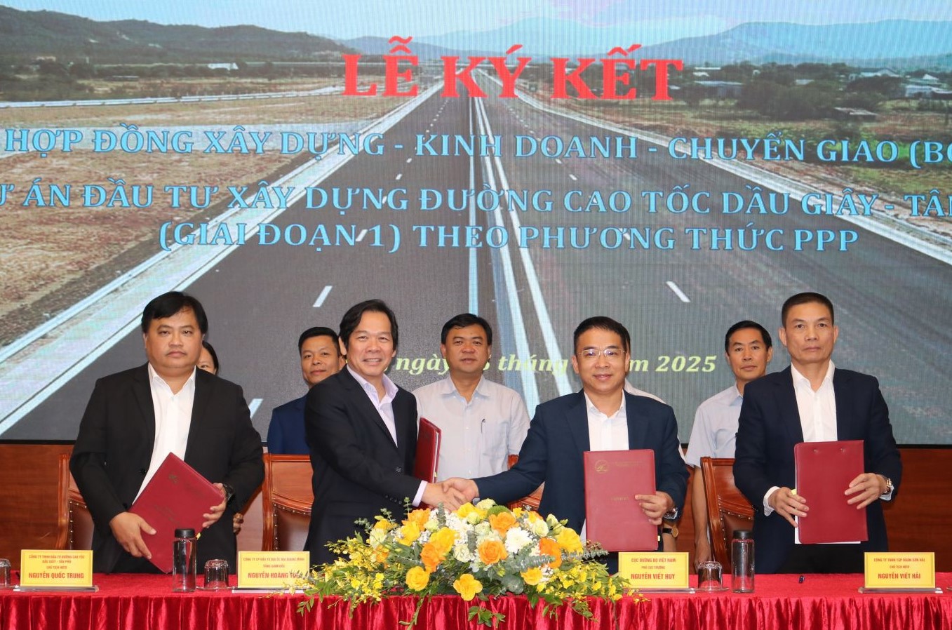 Lễ ký kết hợp đồng thực hiện Dự án đầu tư xây dựng đường cao tốc Dầu Giây – Tân Phú trị giá hơn 8.400 tỷ đồng. Ảnh: DRVN
