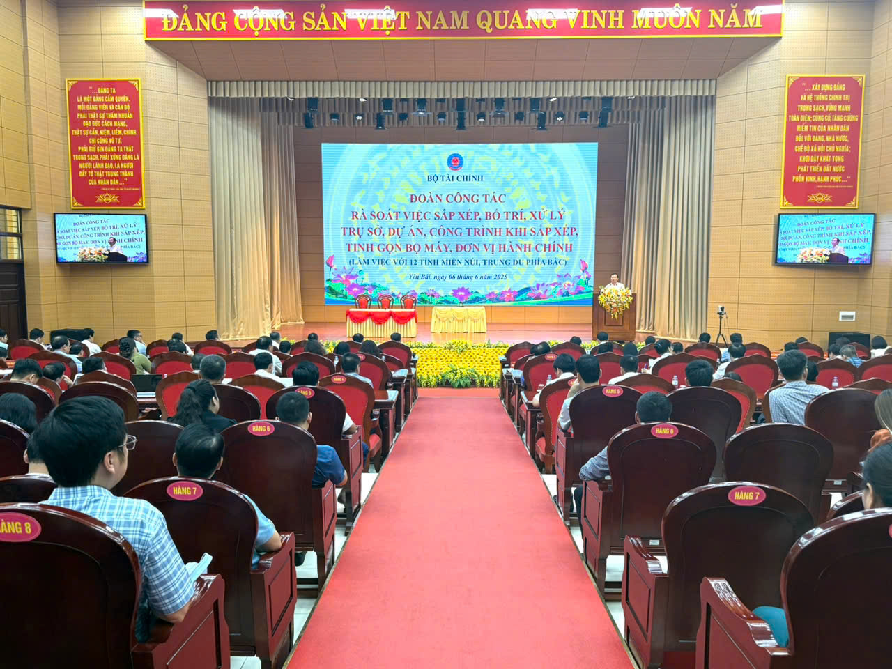 Toàn cảnh Hội nghị rà soát việc sắp xếp, bố trí, xử lý trụ sở, dự án, công trình gắn với tinh gọn bộ máy và đơn vị hành chính tại tỉnh Yên Bái.