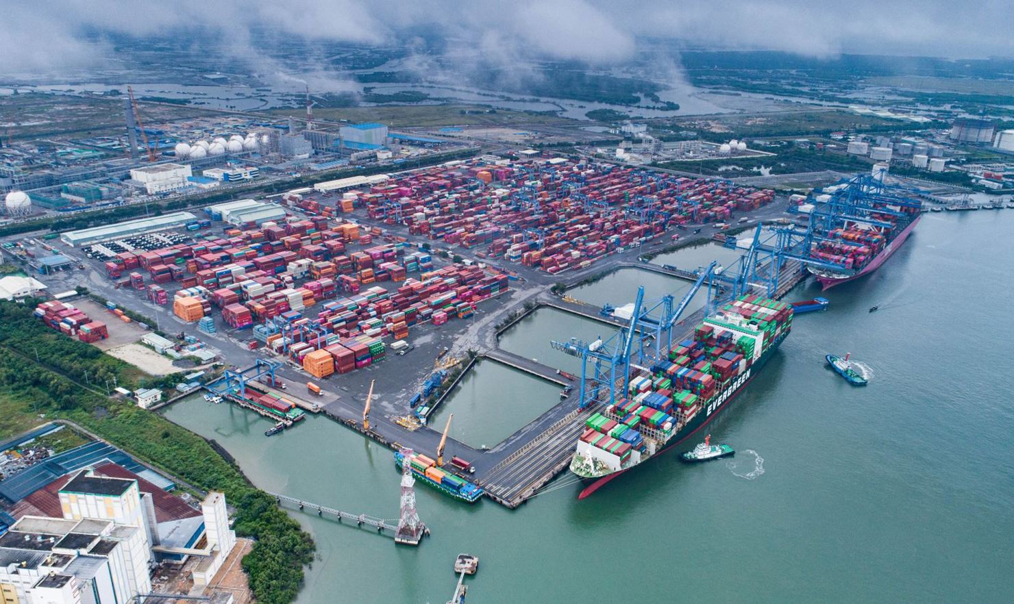 Với tiềm năng tài nguyên dồi dào, khung chính sách đang dần hoàn thiện, Việt Nam có đầy đủ điều kiện để vươn lên trở thành quốc gia mạnh về biển, giàu từ biển. Ảnh minh họa: Internet