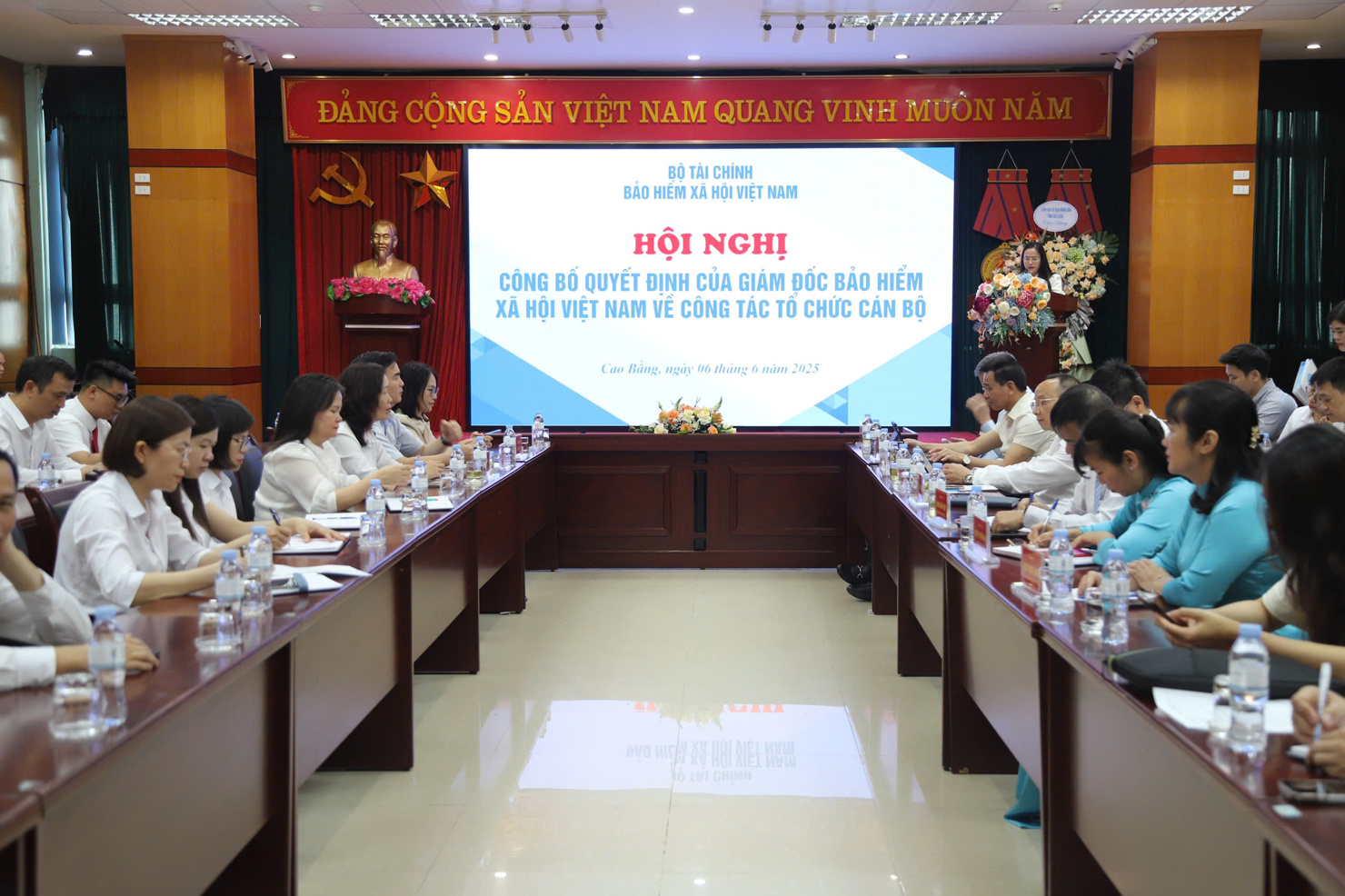 Toàn cảnh Hội nghị công bố Quyết định của Giám đốc BHXH Việt Nam về công tác cán bộ tại BHXH khu vực IX.