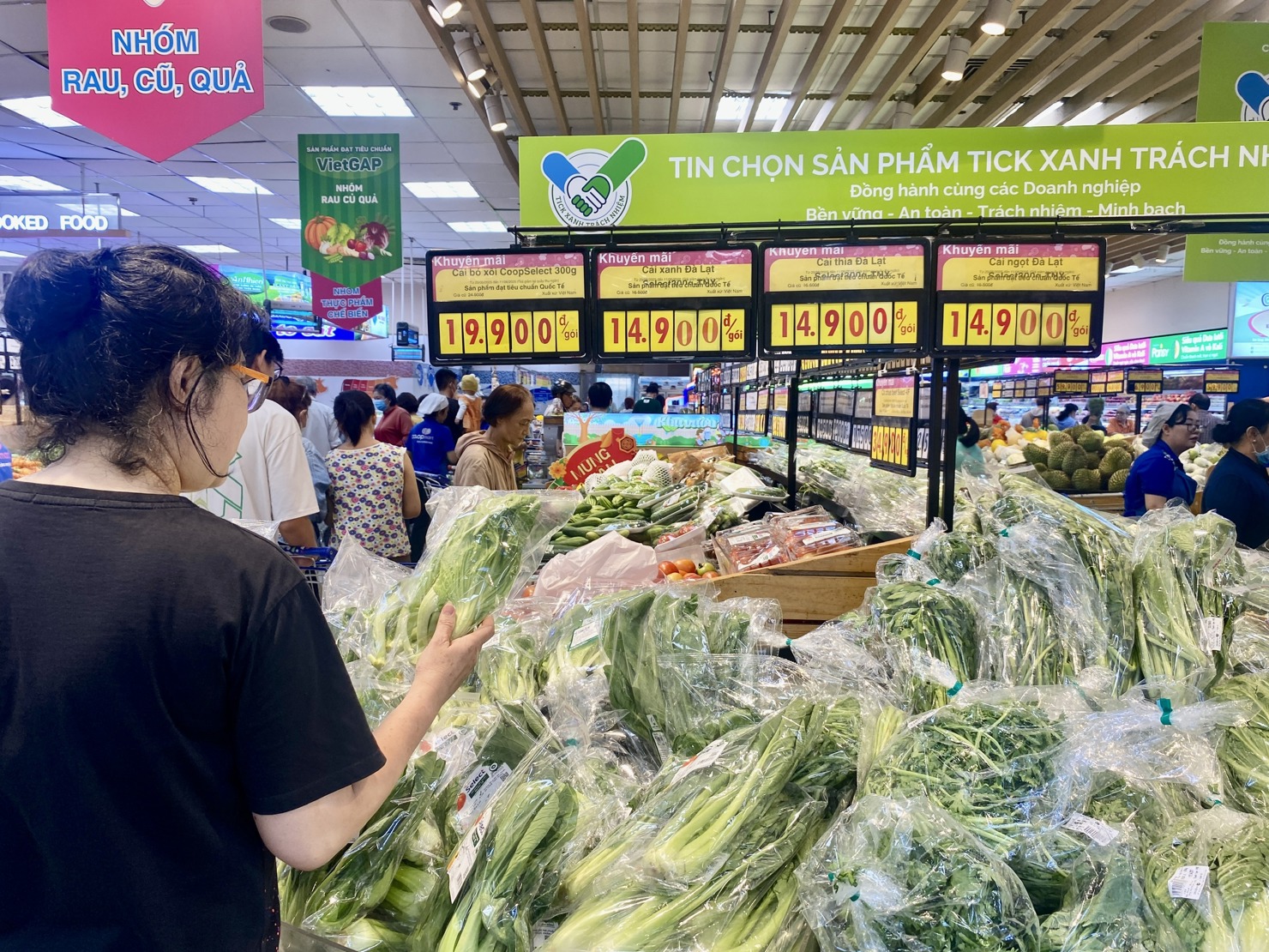 Người tiêu dùng ngày càng quan tâm đến các sản phẩm xanh. Ảnh: T.D