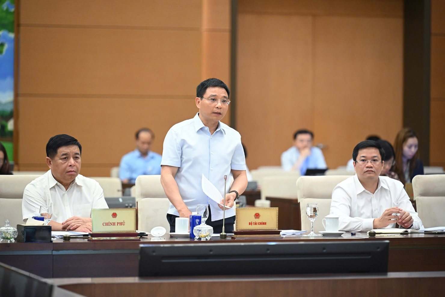 Bộ trưởng Bộ Tài chính làm rõ các ý kiến đại biểu nêu tại phiên họp.