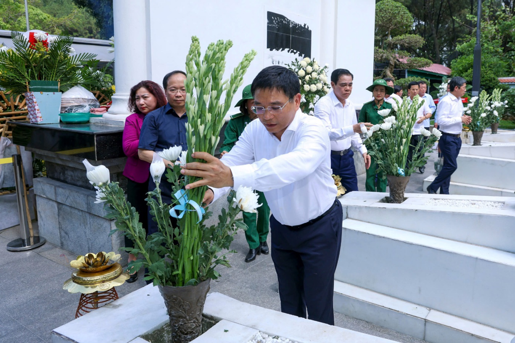 Bộ trưởng Nguyễn Văn Thắng và Đoàn công tác dâng hương, dâng hoa tại Khu mộ 10 nữ anh hùng liệt sĩ thanh niên xung phong đã anh dũng hy sinh tại Ngã ba Đồng Lộc.