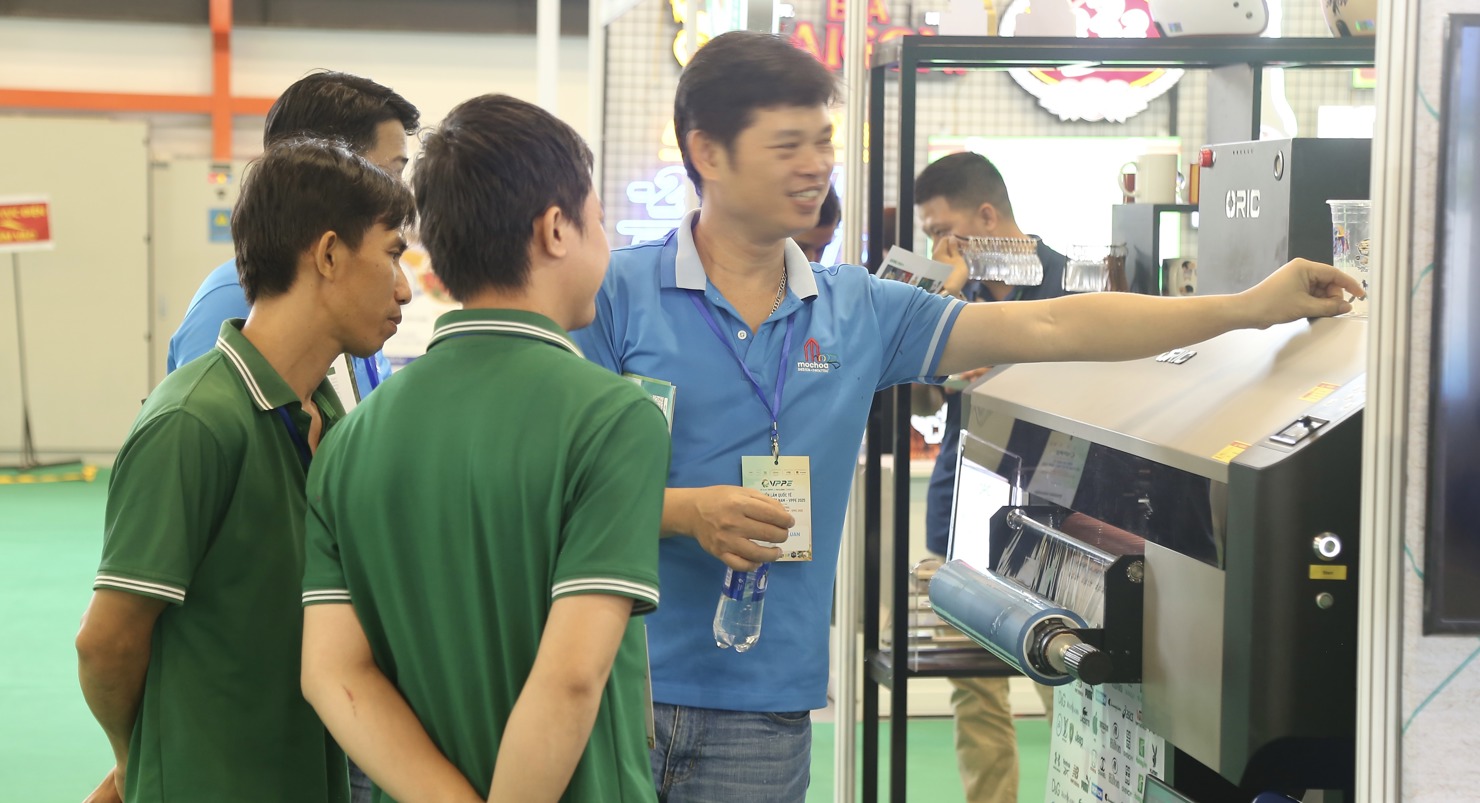 Doanh nghiệp ở Bình Dương giới thiệu sản phẩm. Ảnh: Lê Văn